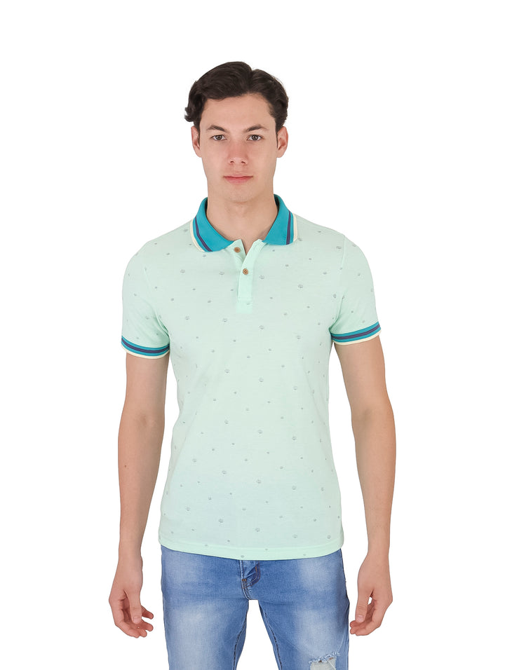 Hombre vistiendo playera polo color menta con detalles en azul en el cuello y mangas.