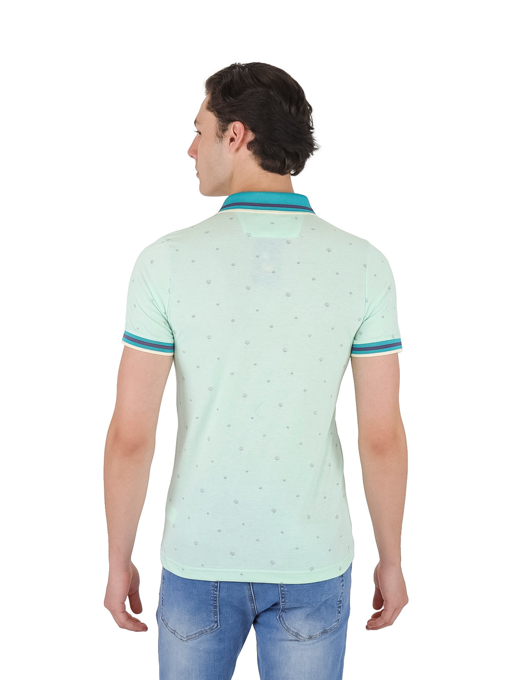 Hombre vistiendo playera polo color menta con detalles en azul en el cuello y mangas.