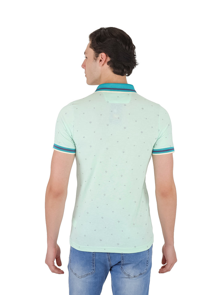 Hombre vistiendo playera polo color menta con detalles en azul en el cuello y mangas.