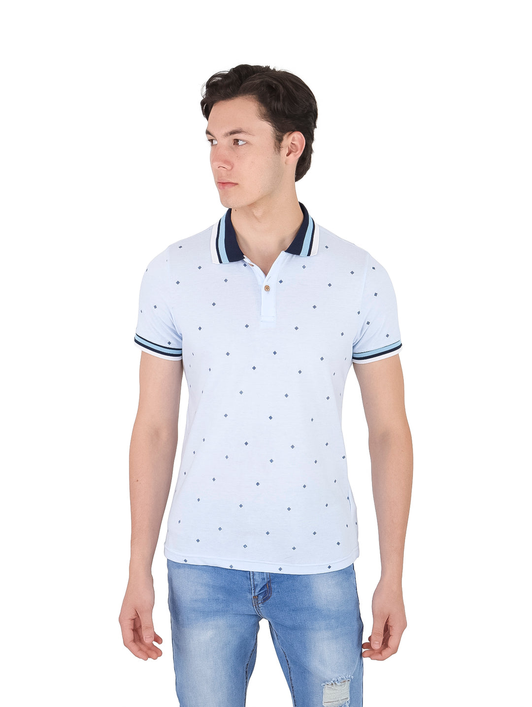 Hombre vistiendo playera polo color cielo con cuello y bordes de manga en azul marino y estampado pequeño.