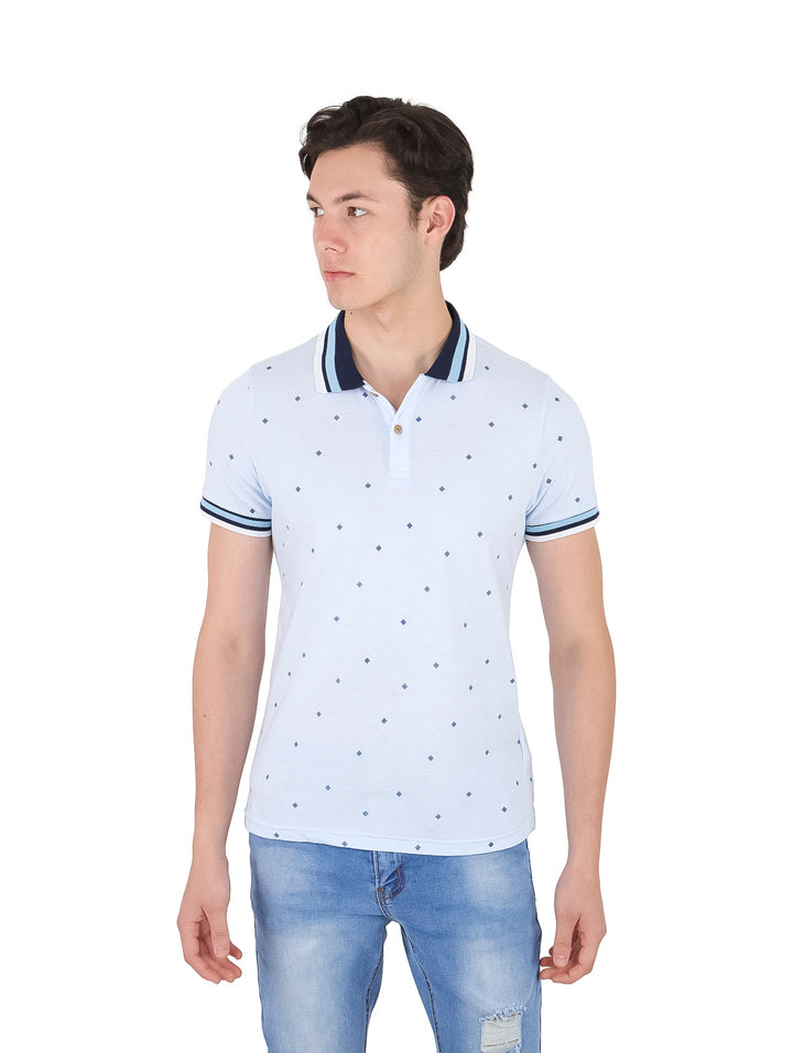 Hombre vistiendo playera polo color cielo con cuello y bordes de manga en azul marino y estampado pequeño.