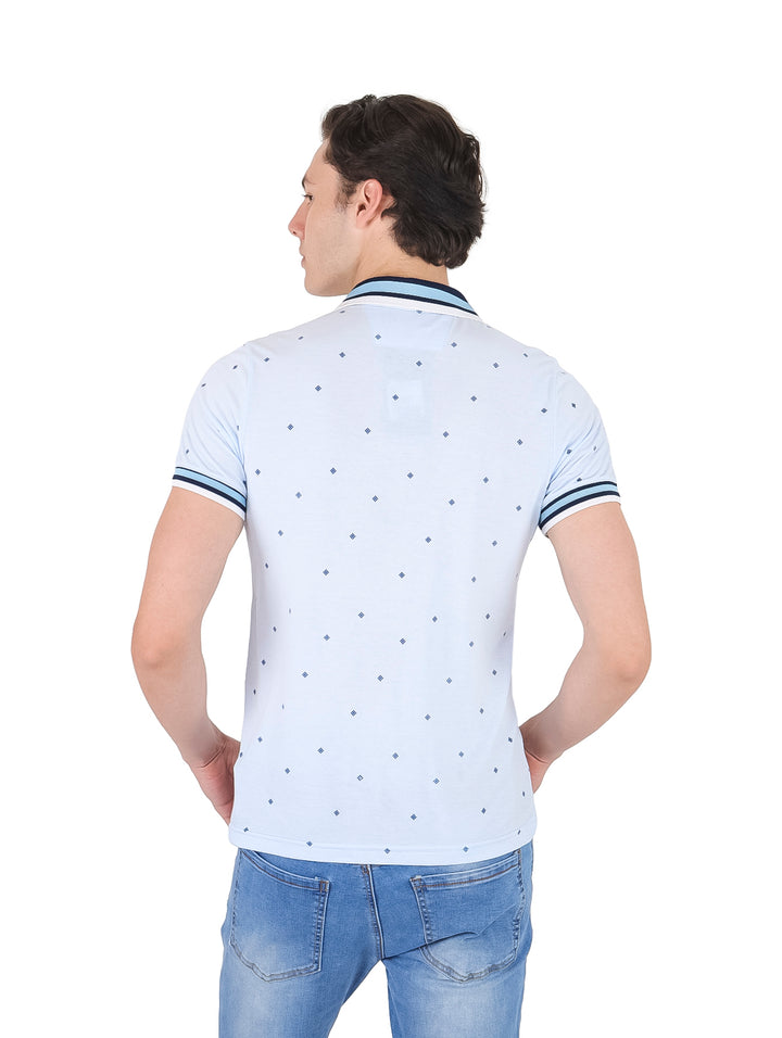 Hombre vistiendo playera polo color cielo con cuello y bordes de manga en azul marino y estampado pequeño.