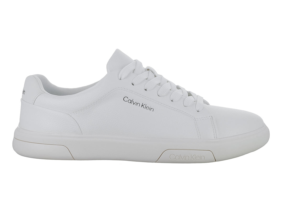 Tenis blancos de corte bajo marca Calvin Klein para hombre con suela plana y cordones.