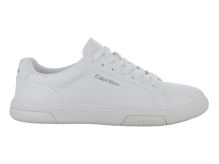 Tenis blancos de corte bajo marca Calvin Klein para hombre con suela plana y cordones.