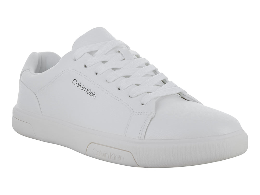 Tenis blancos de corte bajo marca Calvin Klein para hombre con suela plana y cordones.