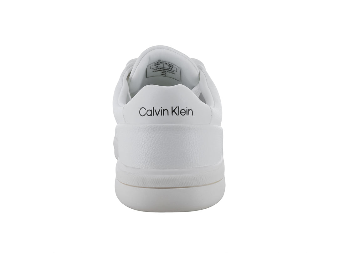 Tenis blancos de corte bajo marca Calvin Klein para hombre con suela plana y cordones.