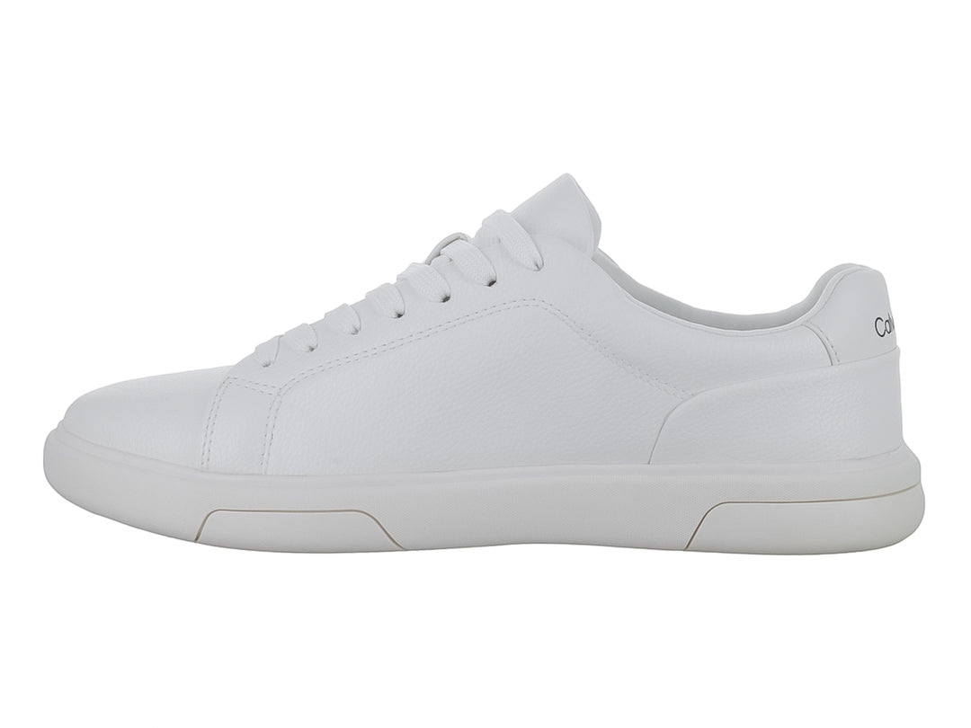 Tenis blancos de corte bajo marca Calvin Klein para hombre con suela plana y cordones.