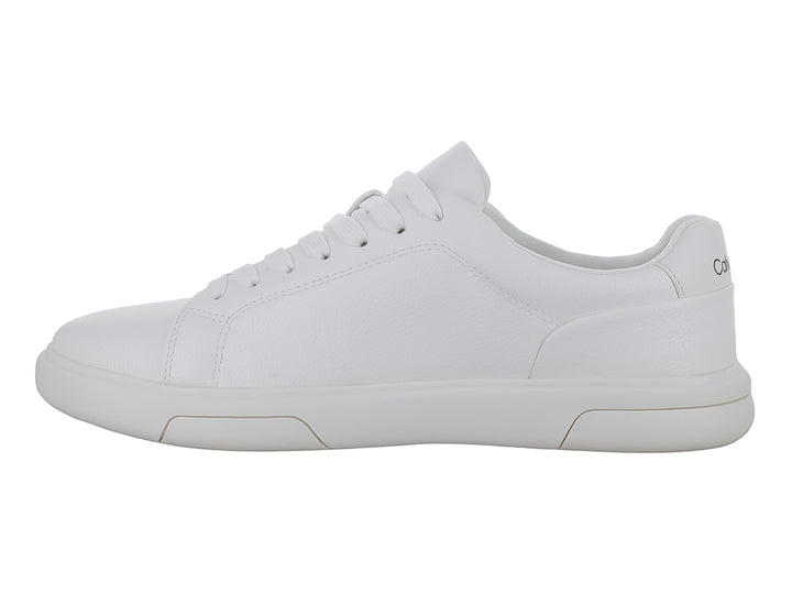 Tenis blancos de corte bajo marca Calvin Klein para hombre con suela plana y cordones.