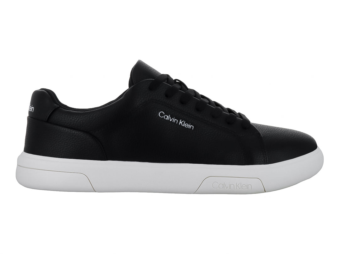 Tenis Calvin Klein para hombre en color negro con suela blanca.
