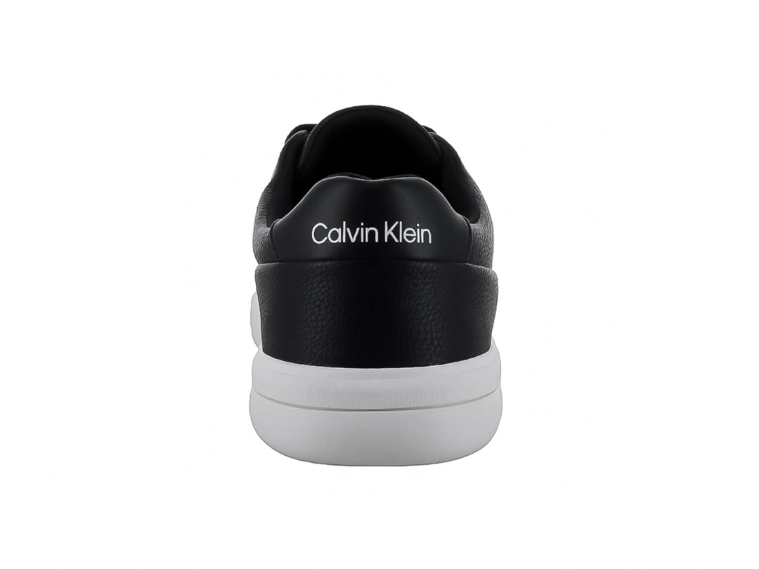 Tenis Calvin Klein para hombre en color negro con suela blanca.