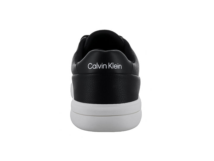 Tenis Calvin Klein para hombre en color negro con suela blanca.