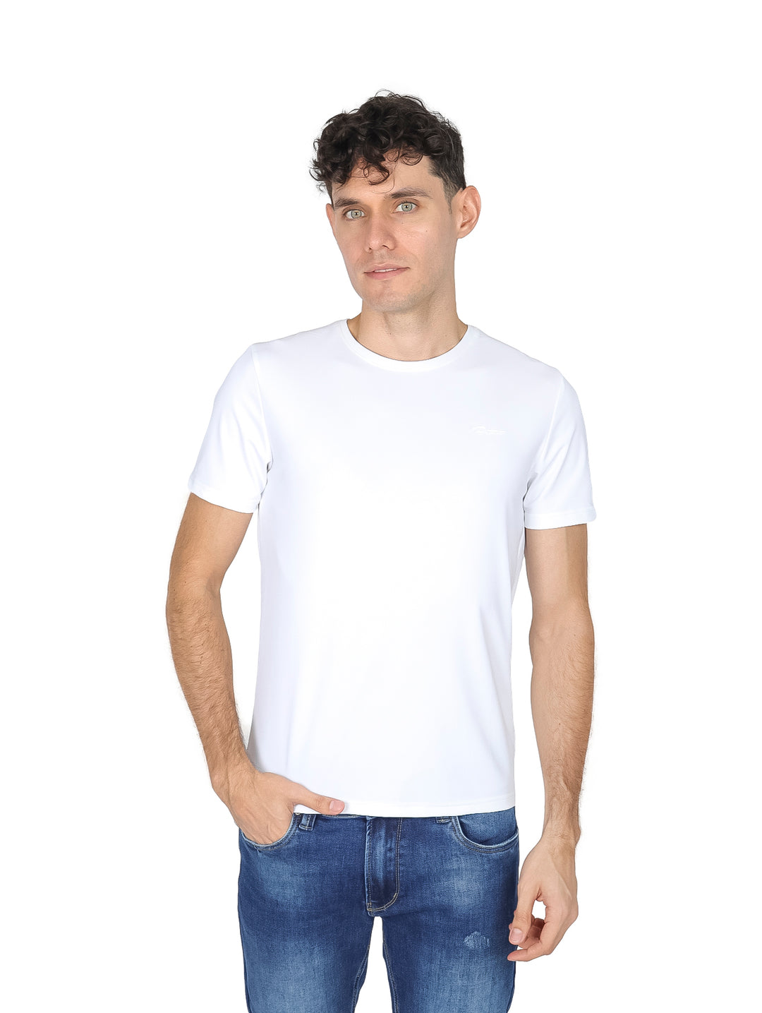 Hombre vistiendo una playera blanca de manga corta y cuello redondo con jeans azules.