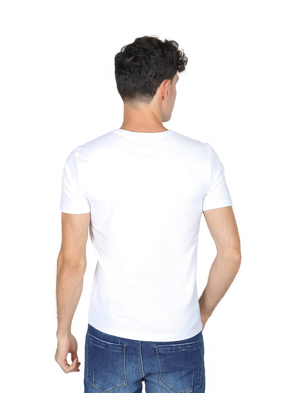 Hombre vistiendo una playera blanca de manga corta y cuello redondo con jeans azules.