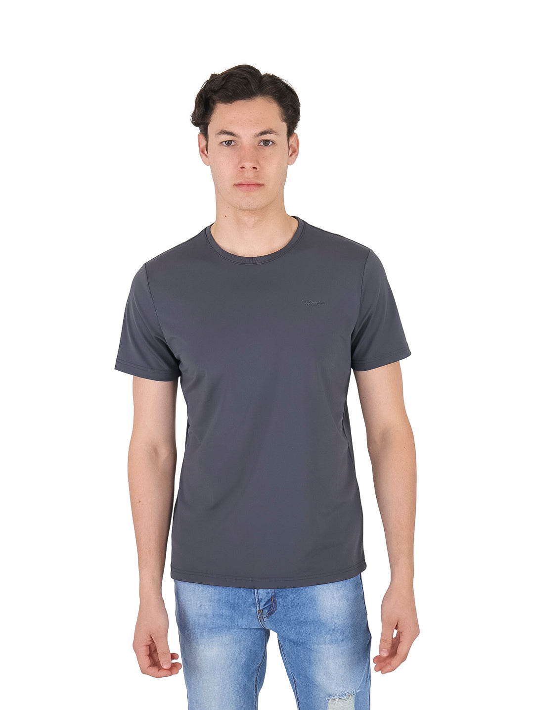 Hombre vistiendo una playera de manga corta color gris oxford con cuello redondo.