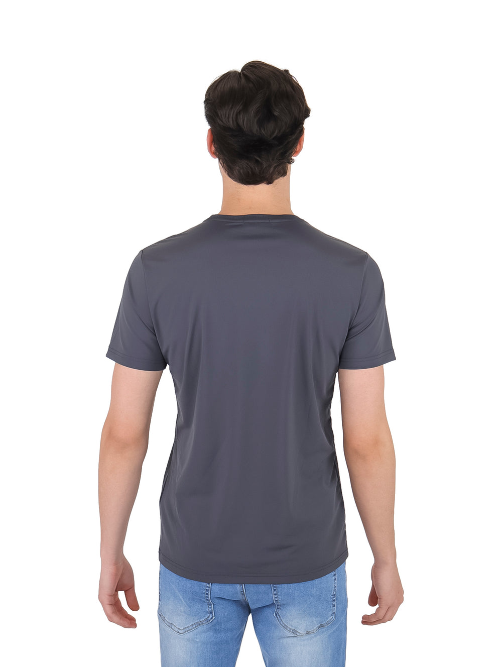 Hombre vistiendo una playera de manga corta color gris oxford con cuello redondo.