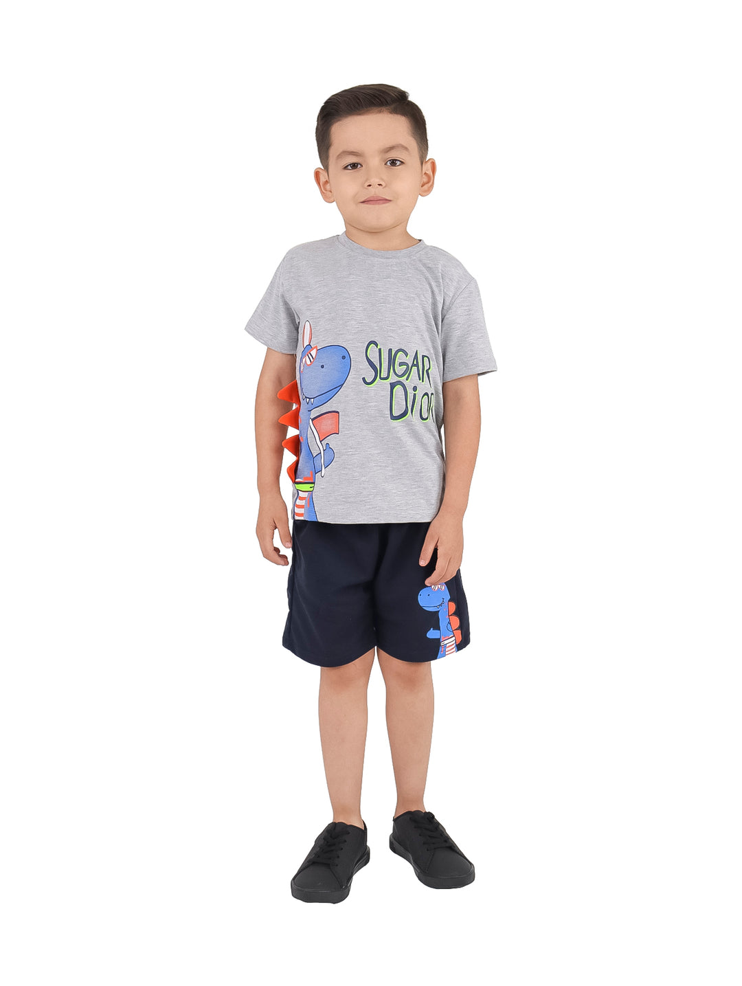 Niño vistiendo un conjunto de camiseta gris y short azul marino con estampado de dinosaurio.