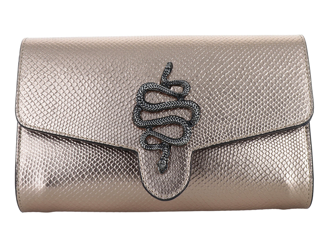 Bolso clutch color oro rosado con textura granulada y un adorno frontal en forma de serpiente gris.