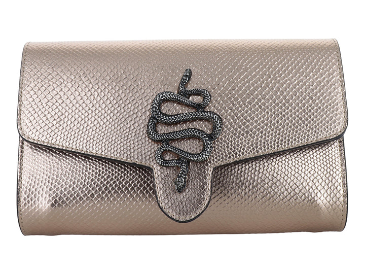 Bolso clutch color oro rosado con textura granulada y un adorno frontal en forma de serpiente gris.