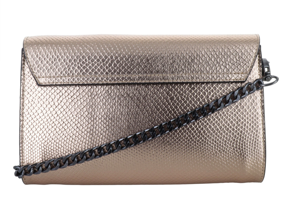 Bolso clutch color oro rosado con textura granulada y un adorno frontal en forma de serpiente gris.