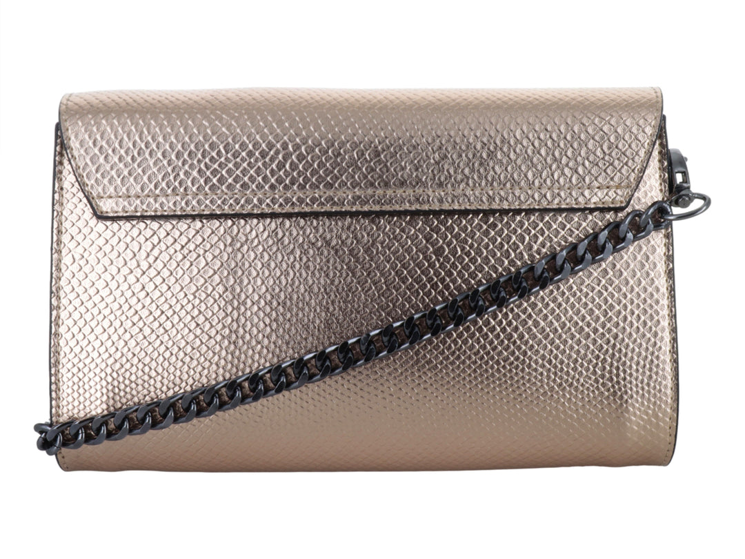 Bolso clutch color oro rosado con textura granulada y un adorno frontal en forma de serpiente gris.