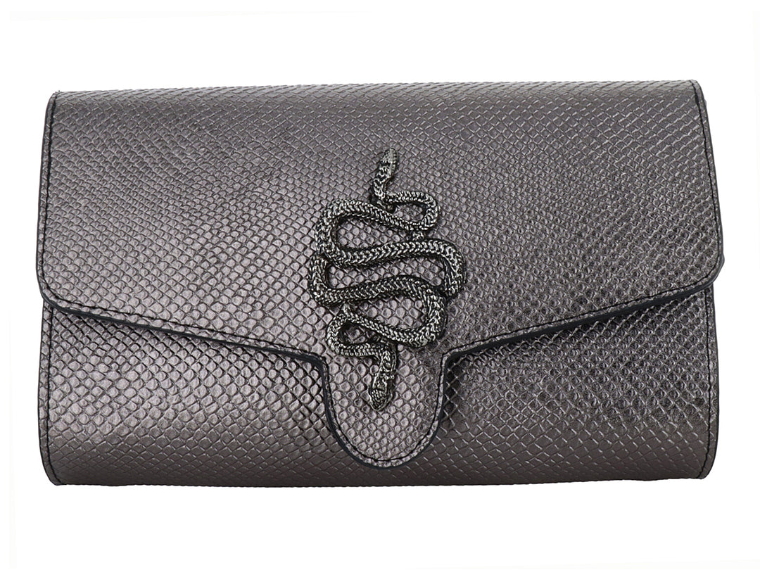Bolso clutch color graffito con textura de piel de serpiente y un adorno frontal en forma de serpiente entrelazada.