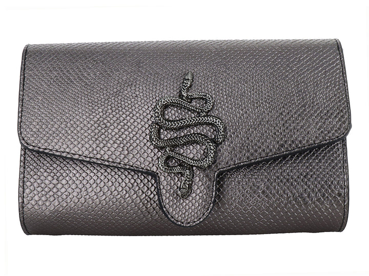 Bolso clutch color graffito con textura de piel de serpiente y un adorno frontal en forma de serpiente entrelazada.