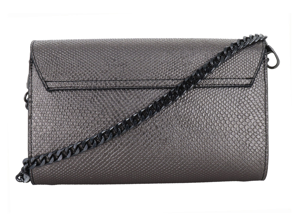 Bolso clutch color graffito con textura de piel de serpiente y un adorno frontal en forma de serpiente entrelazada.