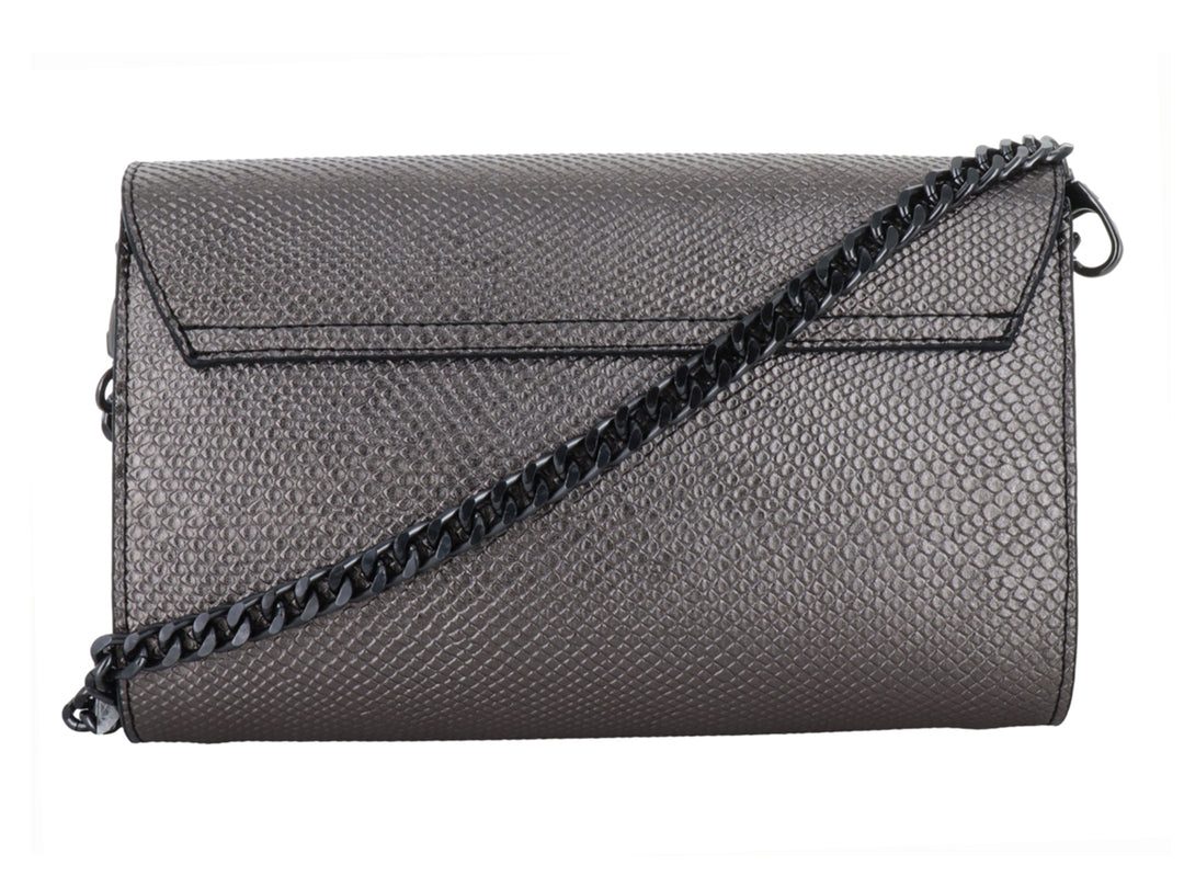 Bolso clutch color graffito con textura de piel de serpiente y un adorno frontal en forma de serpiente entrelazada.