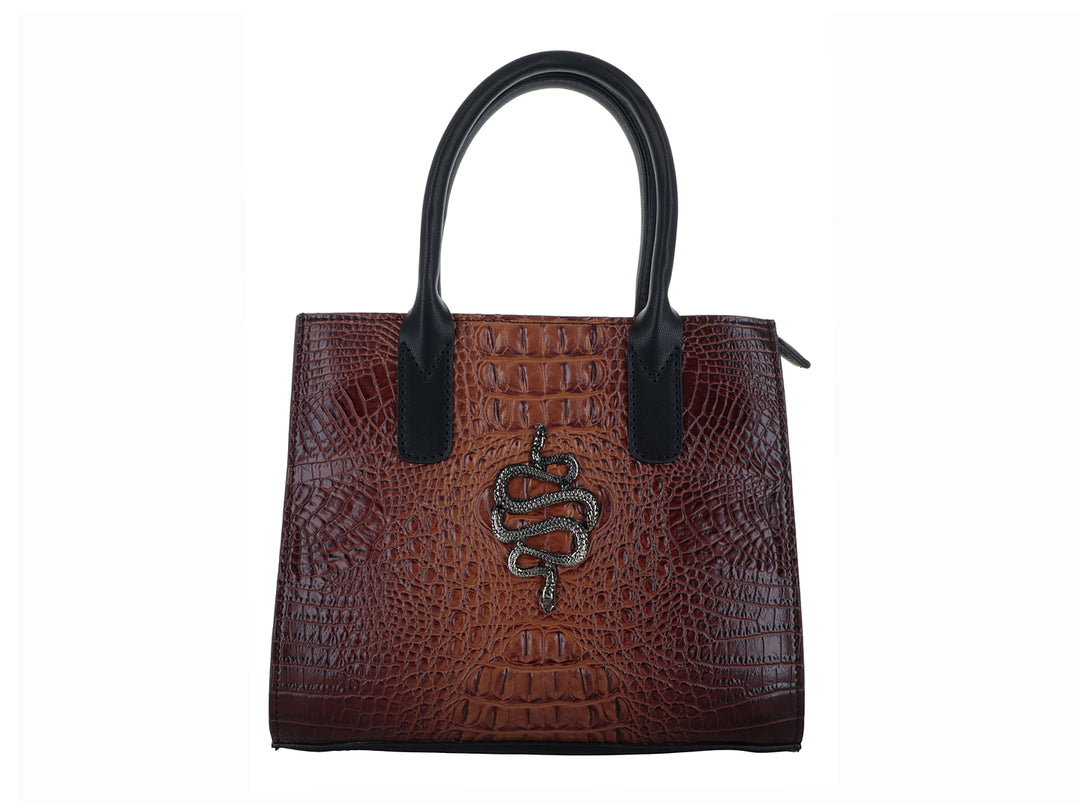 Bolso satchel color café con textura de cocodrilo, asas negras y un adorno metálico en forma de serpiente al frente.