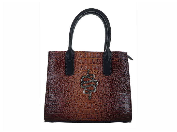 Bolso satchel color café con textura de cocodrilo, asas negras y un adorno metálico en forma de serpiente al frente.
