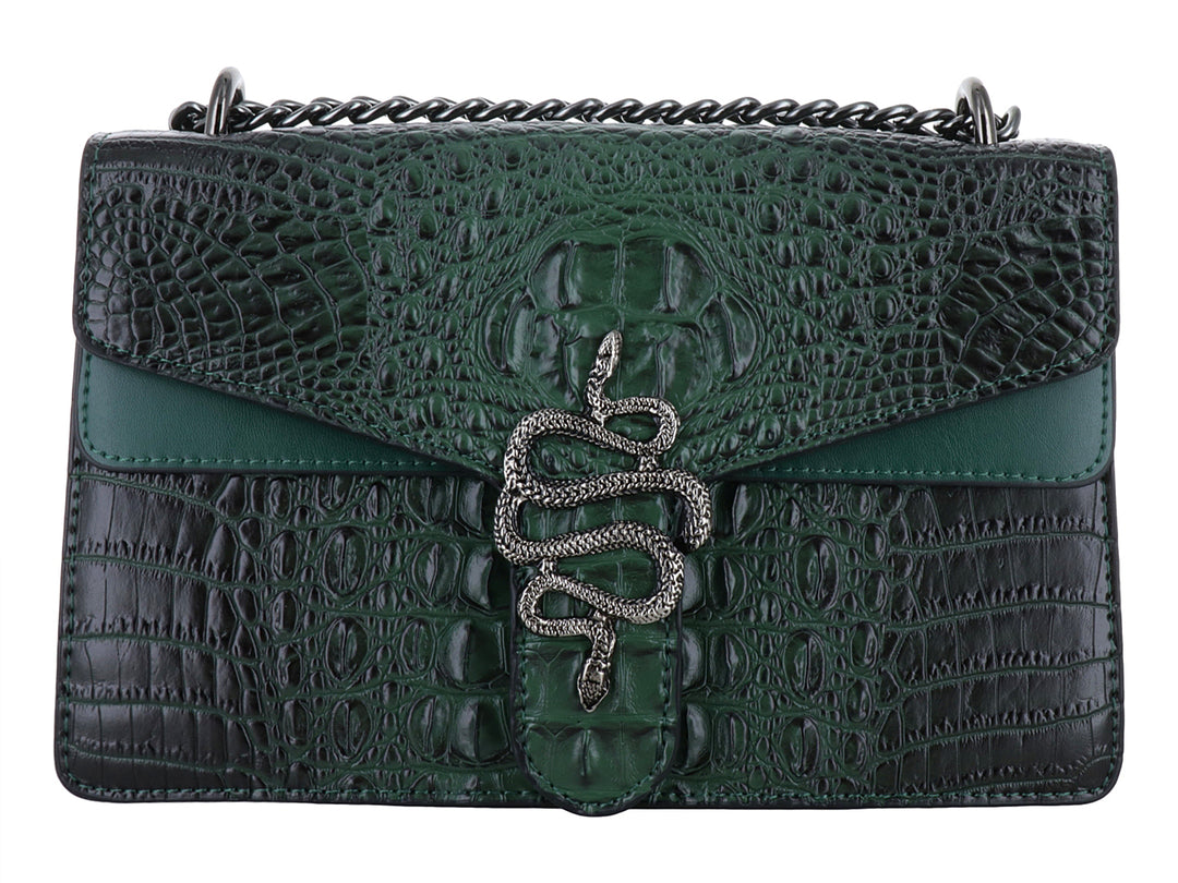 Bolso verde militar con textura de cocodrilo y cierre metálico en forma de serpiente.