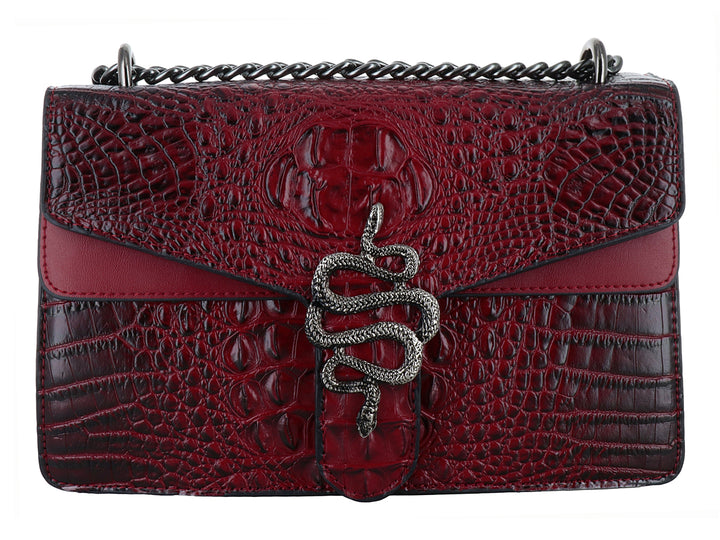 Bolso color vino con textura de piel de cocodrilo, adorno de serpiente plateada y asa de cadena.