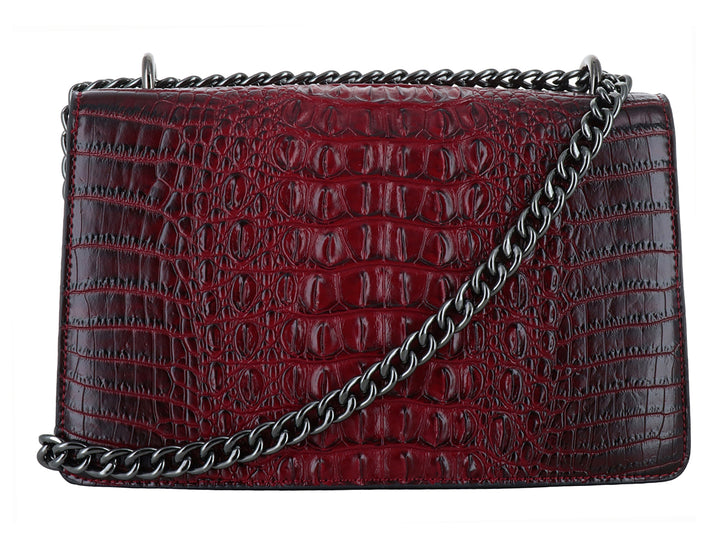 Bolso color vino con textura de piel de cocodrilo, adorno de serpiente plateada y asa de cadena.