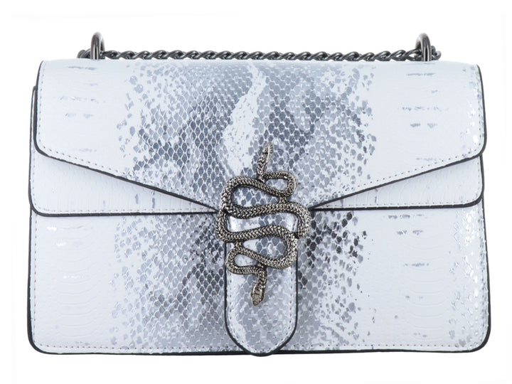 Bolso de hombro blanco con estampado de serpiente, cadena plateada y broche frontal en forma de serpiente.
