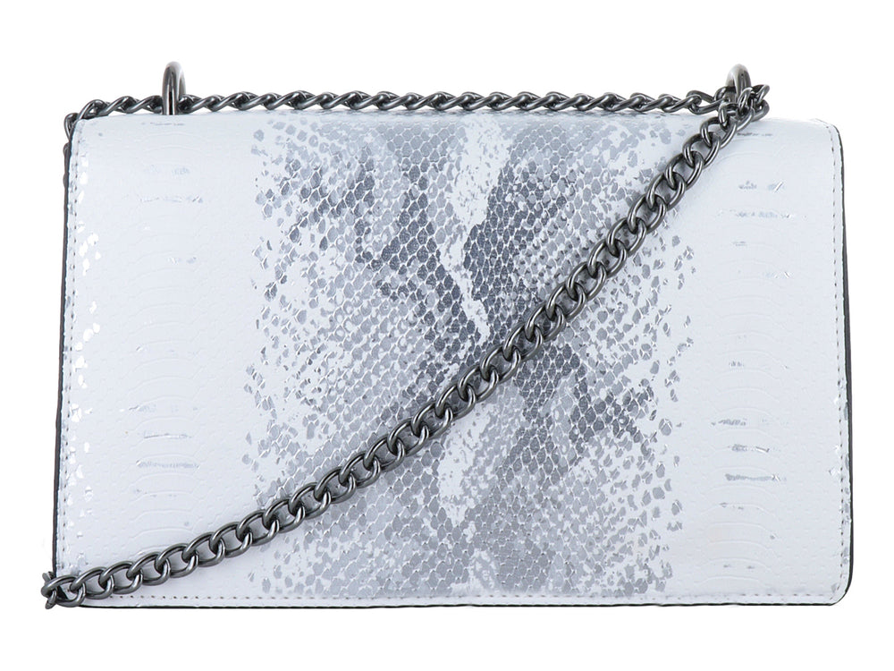 Bolso de hombro blanco con estampado de serpiente, cadena plateada y broche frontal en forma de serpiente.