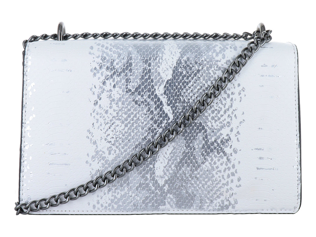 Bolso de hombro blanco con estampado de serpiente, cadena plateada y broche frontal en forma de serpiente.