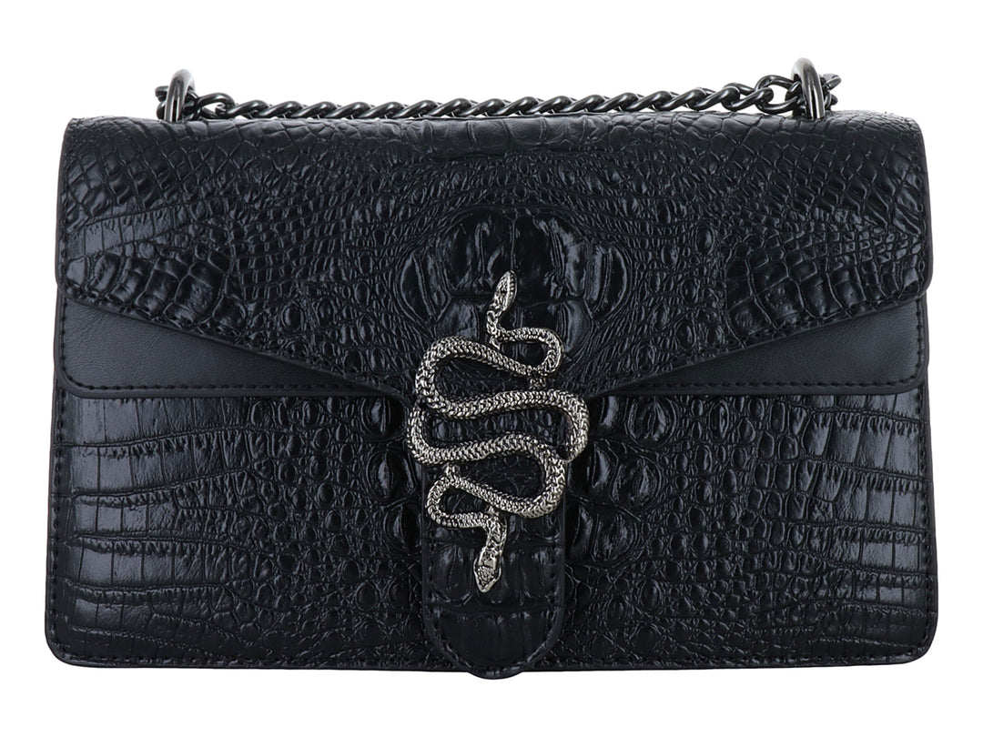 Bolso negro con textura de cocodrilo, asa de cadena y adorno de serpiente plateada en el frente.