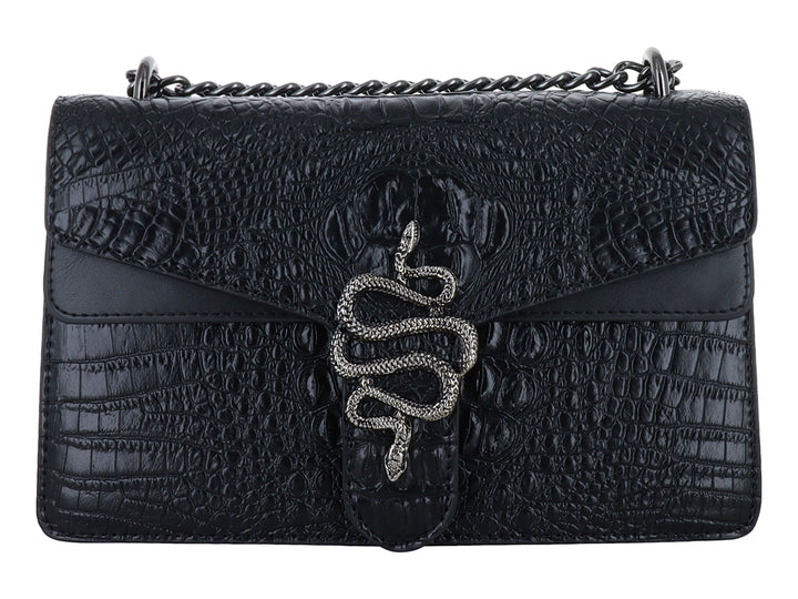 Bolso negro con textura de cocodrilo, asa de cadena y adorno de serpiente plateada en el frente.