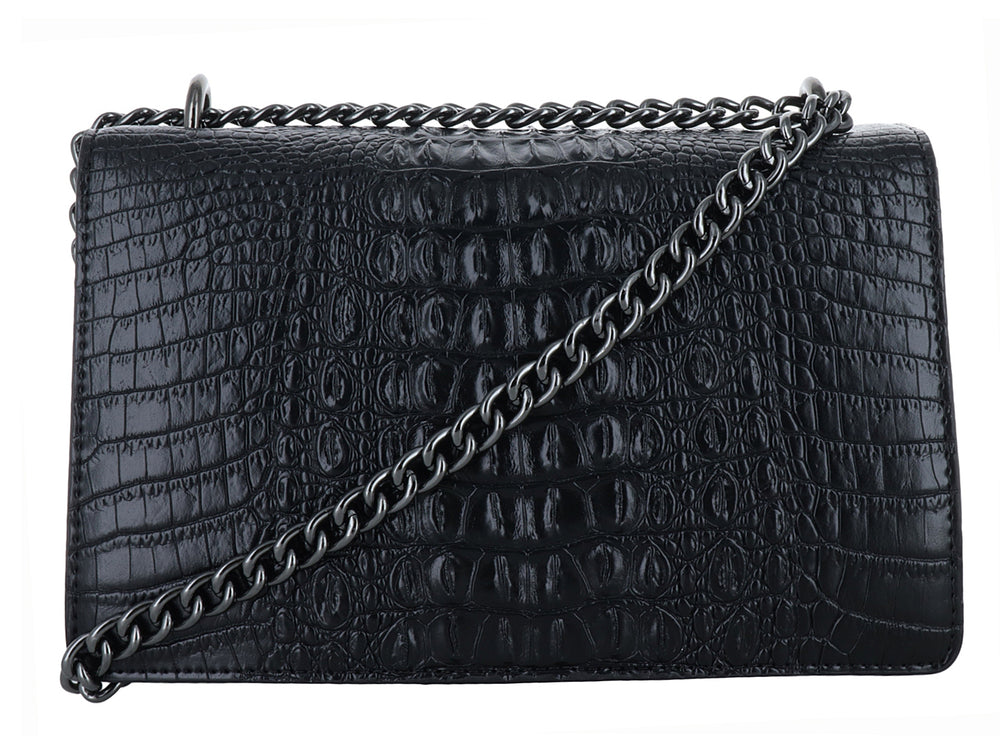 Bolso negro con textura de cocodrilo, asa de cadena y adorno de serpiente plateada en el frente.