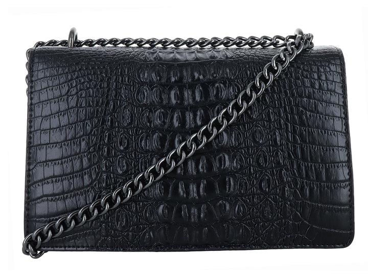 Bolso negro con textura de cocodrilo, asa de cadena y adorno de serpiente plateada en el frente.