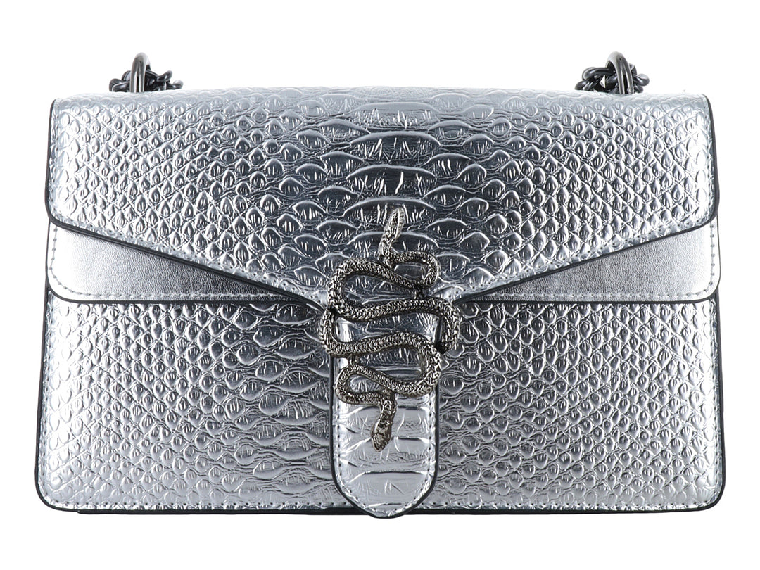 Bolso de hombro color plata con textura de piel de caimán y cierre frontal decorado con una serpiente metálica.