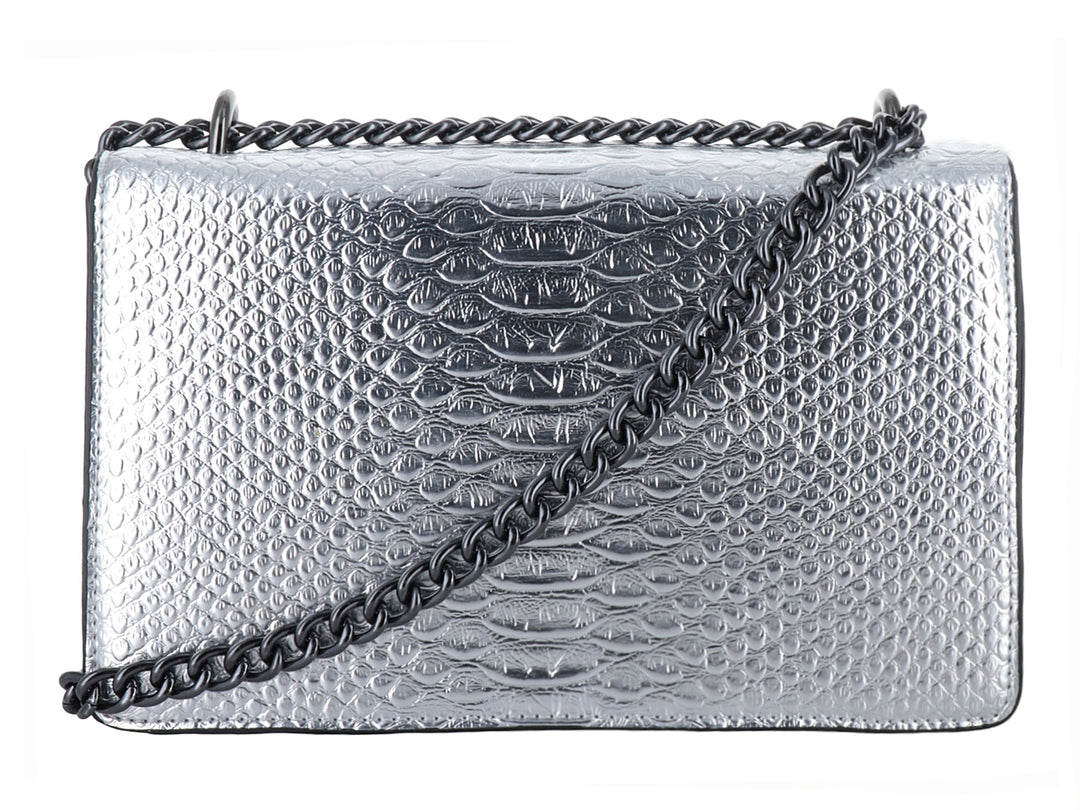Bolso de hombro color plata con textura de piel de caimán y cierre frontal decorado con una serpiente metálica.