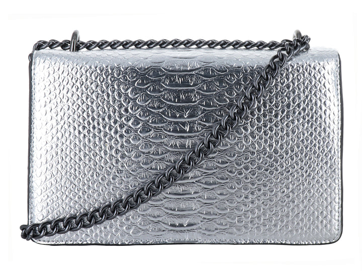 Bolso de hombro color plata con textura de piel de caimán y cierre frontal decorado con una serpiente metálica.