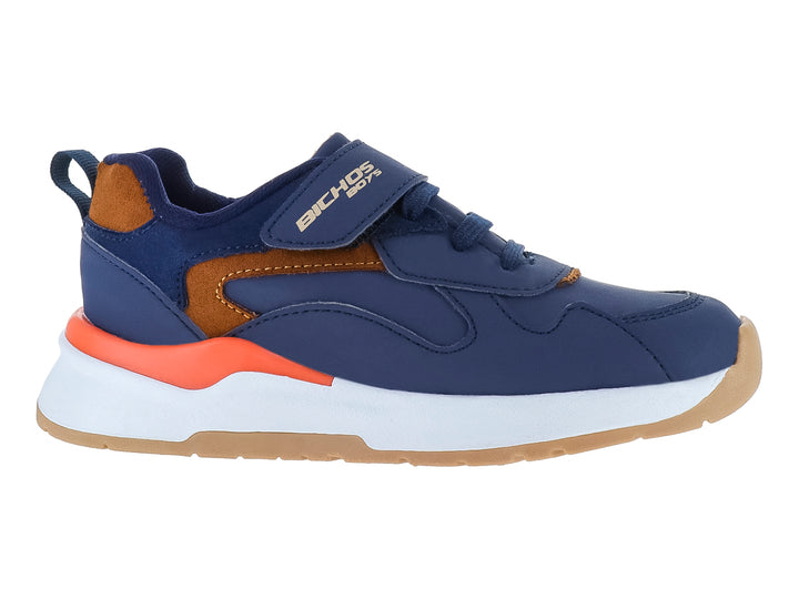 Tenis deportivos para niño en color azul marino y camel con suela blanca y detalle naranja.