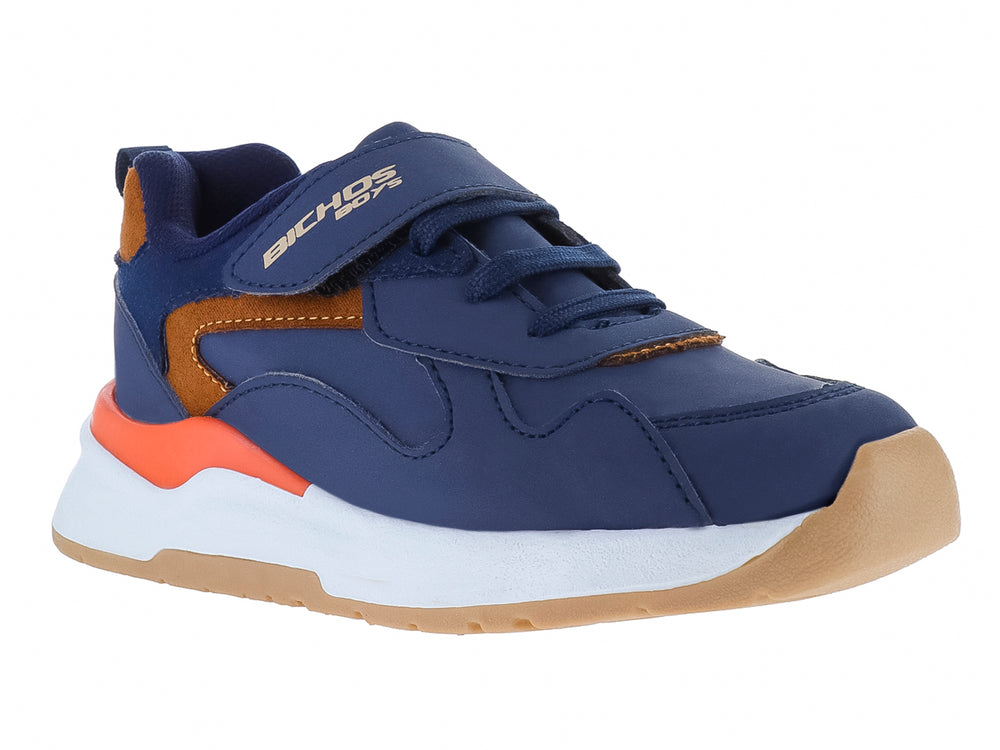 Tenis deportivos para niño en color azul marino y camel con suela blanca y detalle naranja.