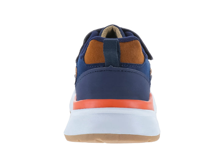 Tenis deportivos para niño en color azul marino y camel con suela blanca y detalle naranja.