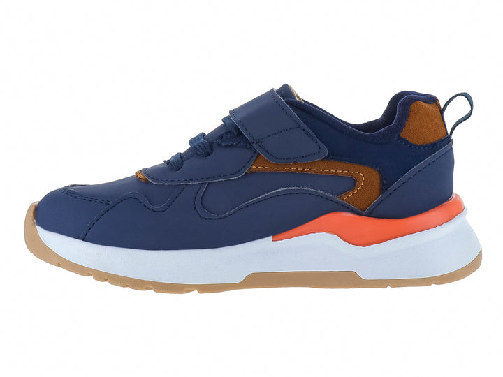 Tenis deportivo para niño en color azul marino con detalles camel y suela blanca.