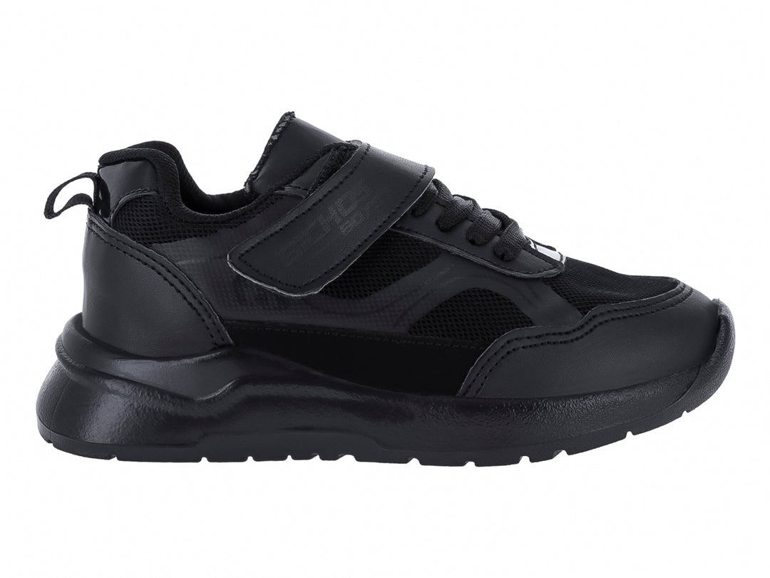 Tenis deportivos para niño en color negro total con cierre de agujetas y correa de velcro.