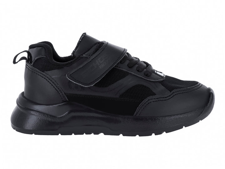 Tenis deportivos para niño en color negro total con cierre de agujetas y correa de velcro.