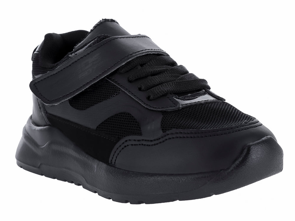 Tenis deportivos para niño en color negro total con cierre de agujetas y correa de velcro.